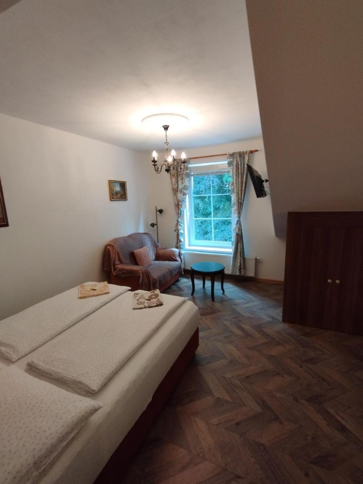 Bynovecky Zamecek Hotel Екстериор снимка