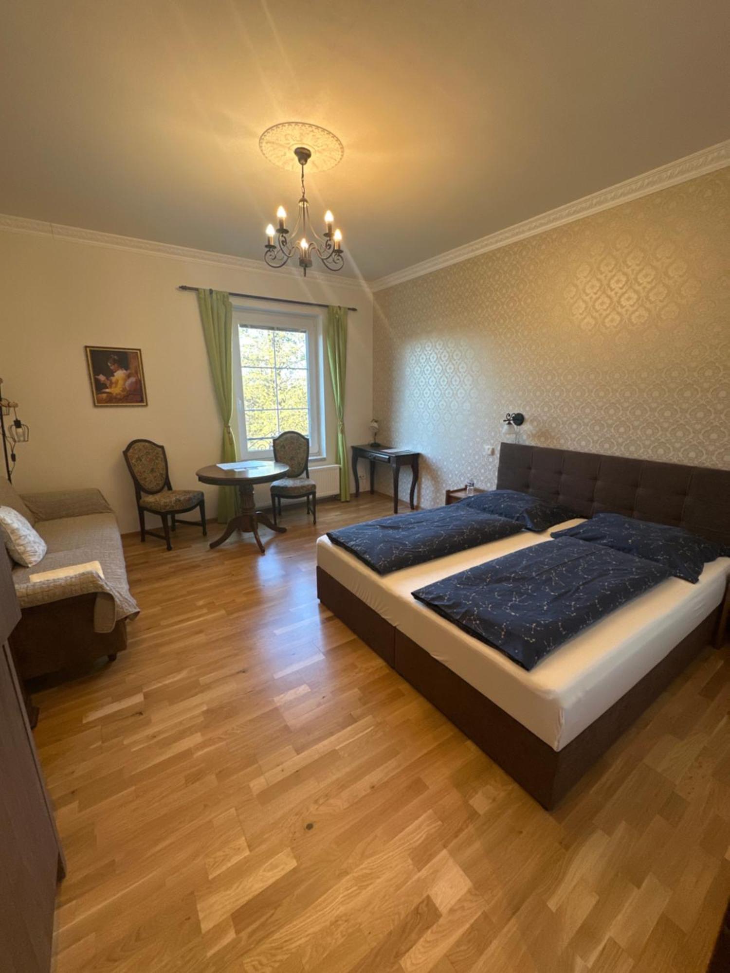 Bynovecky Zamecek Hotel Екстериор снимка