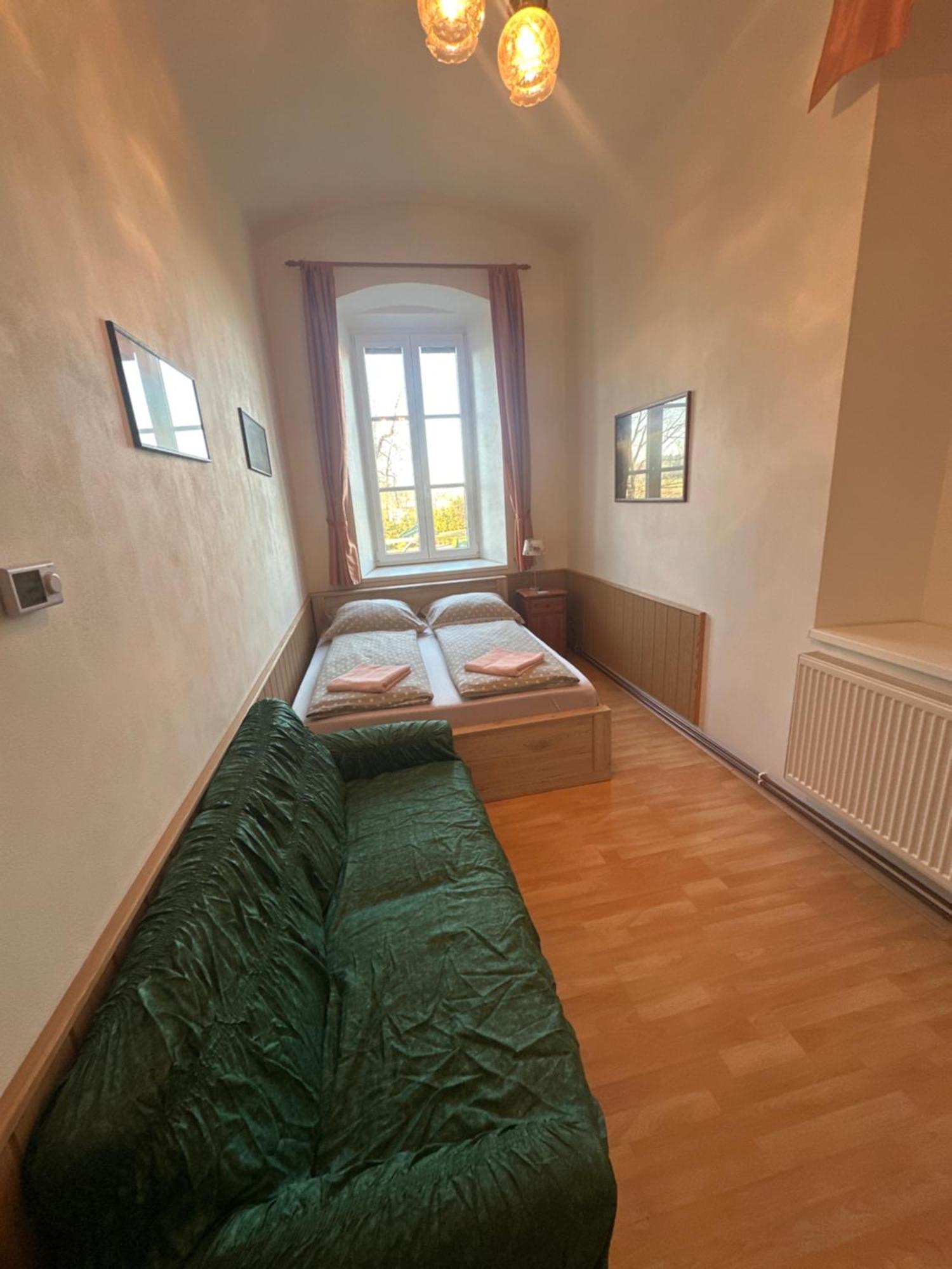 Bynovecky Zamecek Hotel Екстериор снимка