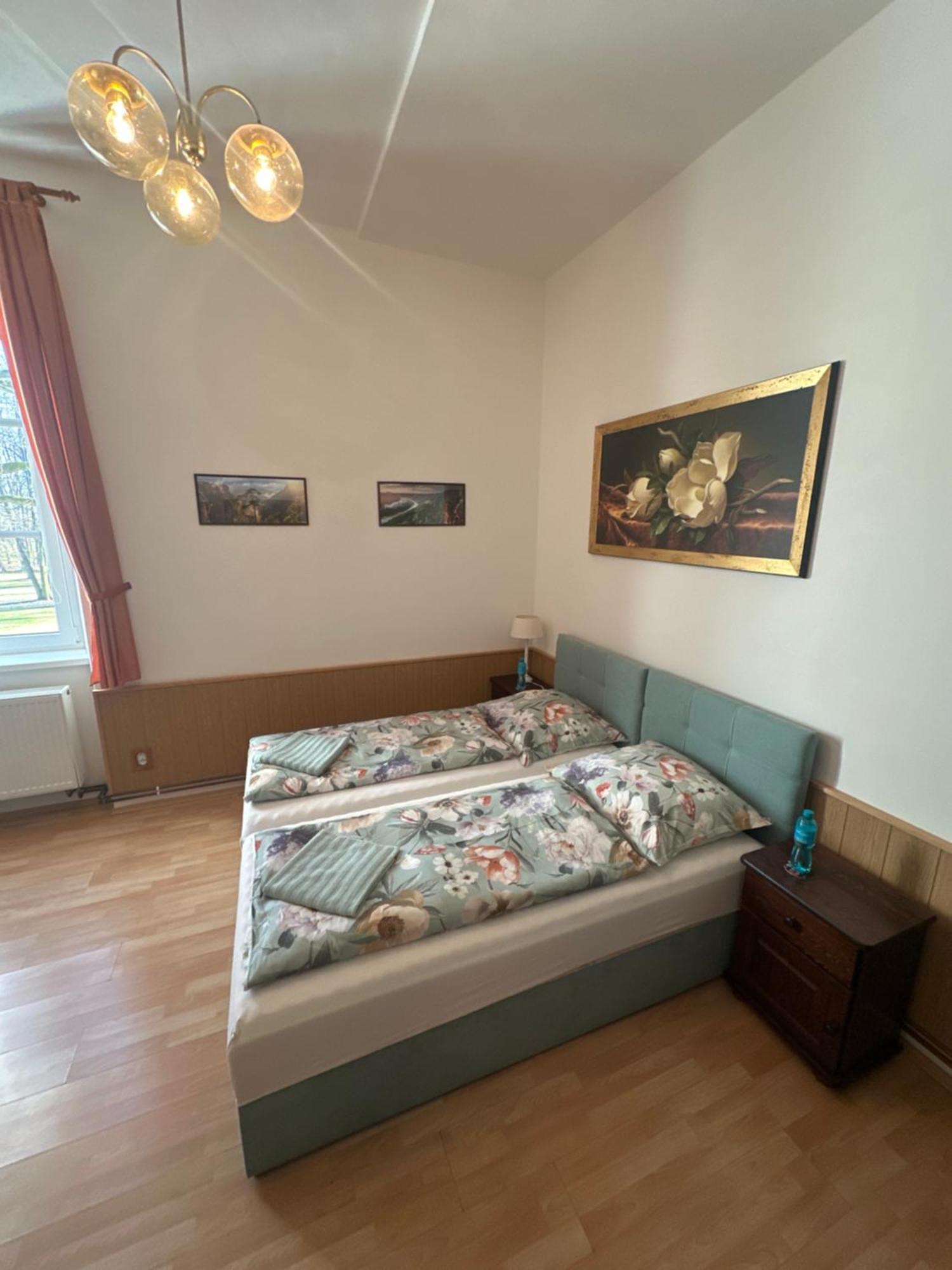 Bynovecky Zamecek Hotel Екстериор снимка