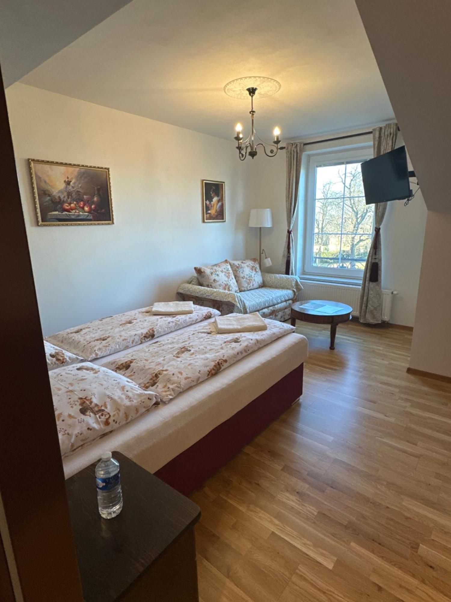 Bynovecky Zamecek Hotel Екстериор снимка