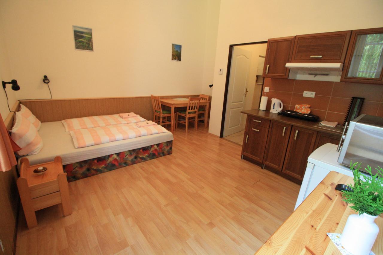 Bynovecky Zamecek Hotel Екстериор снимка